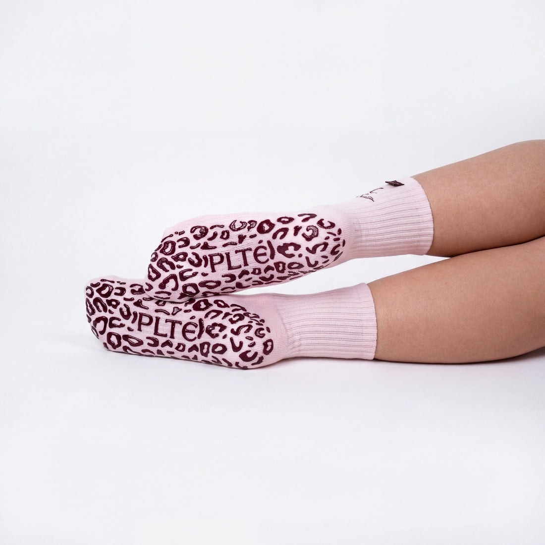 Reformer pilates outfit met PLTÉ gripsokken in Pastel Pink