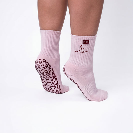 PLTÉ gripsokken in Pastel Pink — gedragen in pilates studio's
