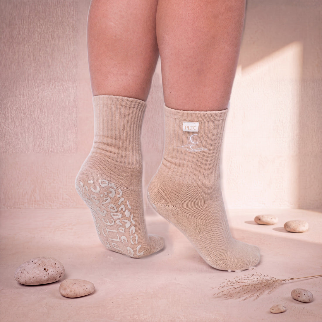 Gripsokken voor pilates van PLTÉ in Warm Beige, gedragen in de studio