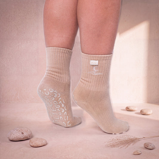 Gripsokken voor pilates van PLTÉ in Warm Beige, gedragen in de studio